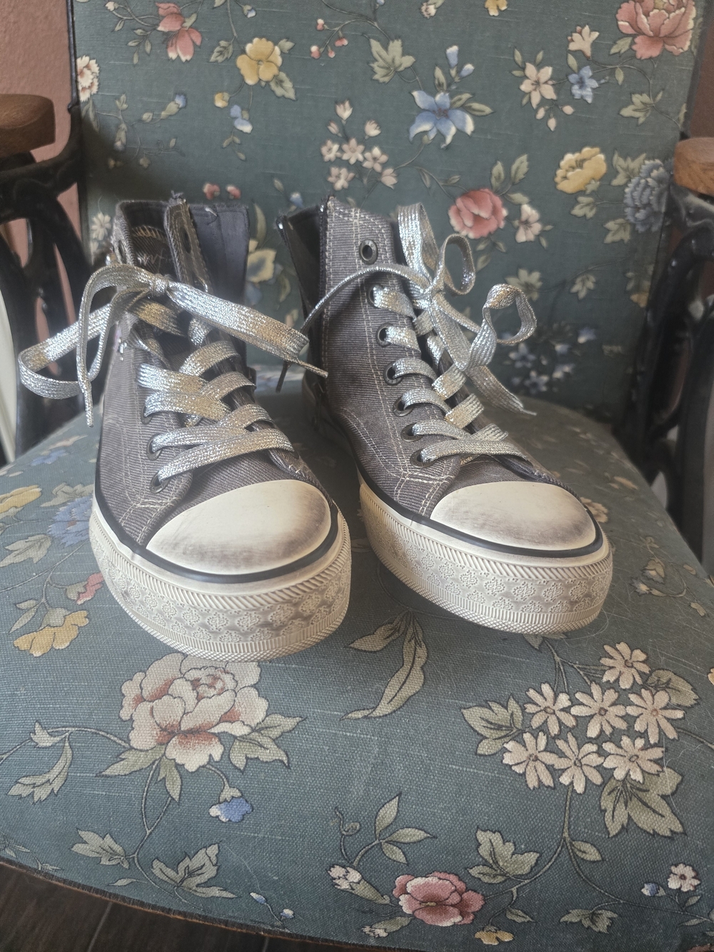 Womens High-Top Platform Sneakers in Gray with Silver Laces